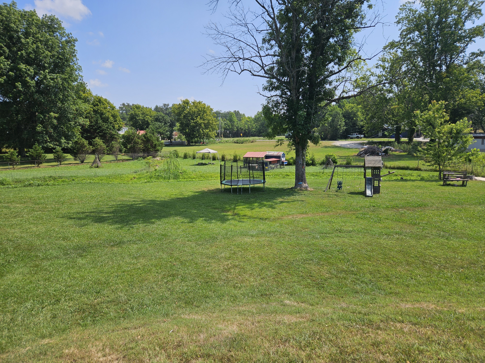 Une autre vue du trampoline pour enfants, de la tyrolienne (attachée à l’arbre), de la cuisine de bo ...