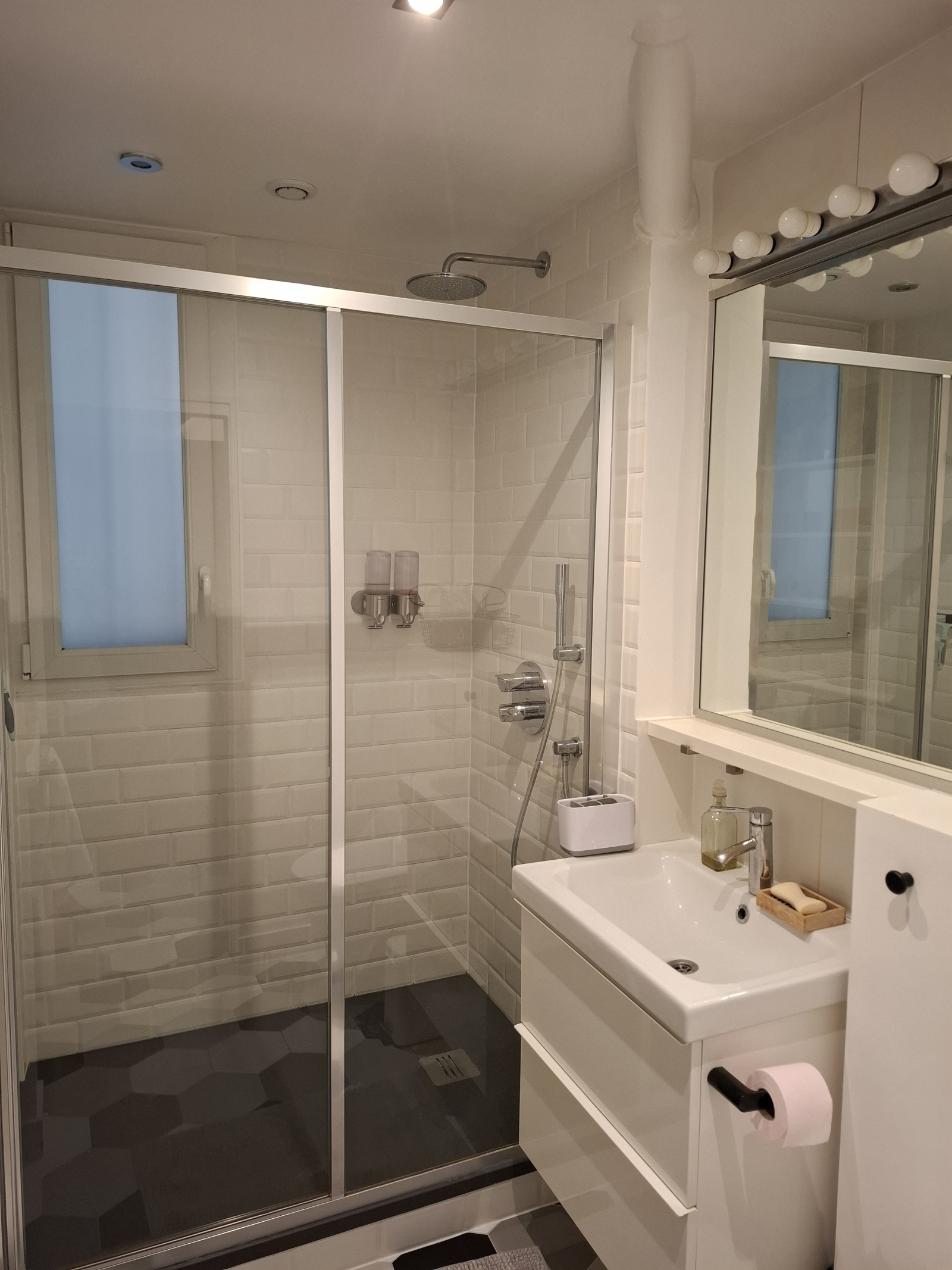 Bagno con soffione doccia