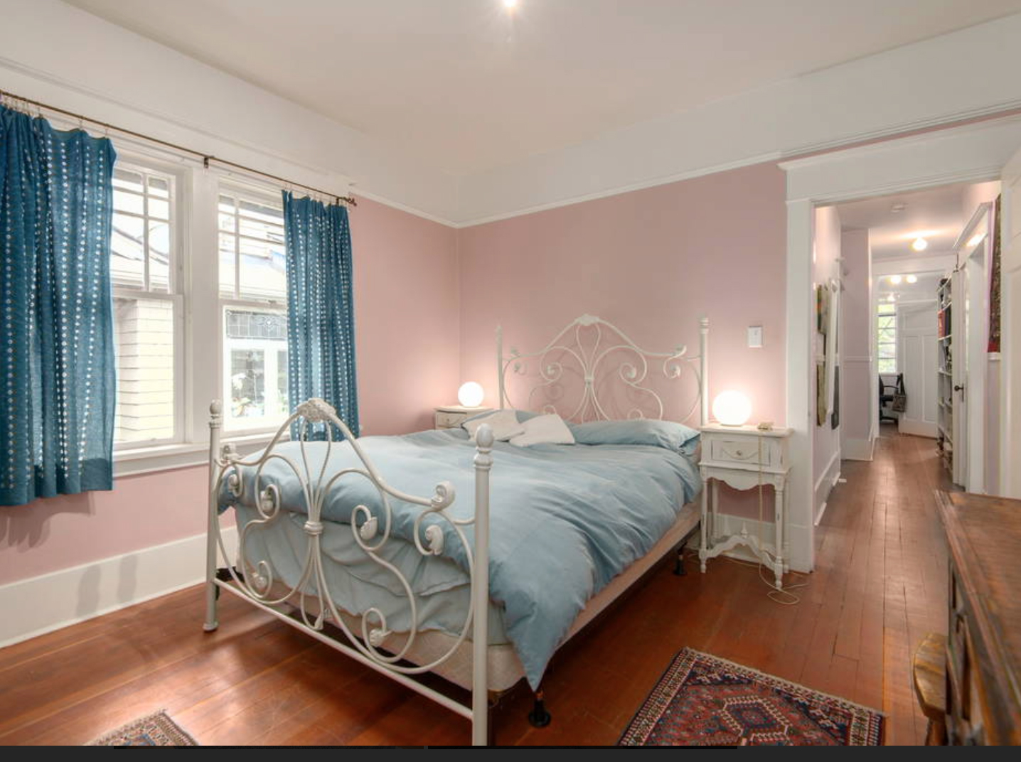 Weitwinkelaufnahme des Hauptschlafzimmers, mit Blick auf den Flur.