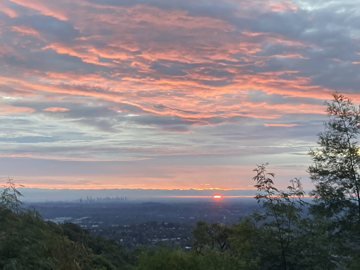 Thuis in de heuvels met uitzicht over de Yarra Valley en de skyline van het CBD, prachtige zonsondergangen en mini-geiten! <1 uur vanaf het stadscentrum