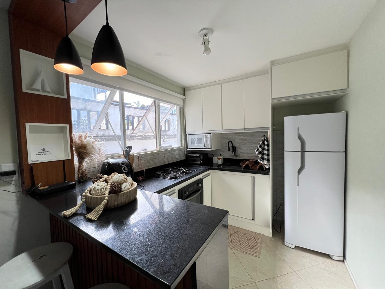 Cozinha americana com bancos altos