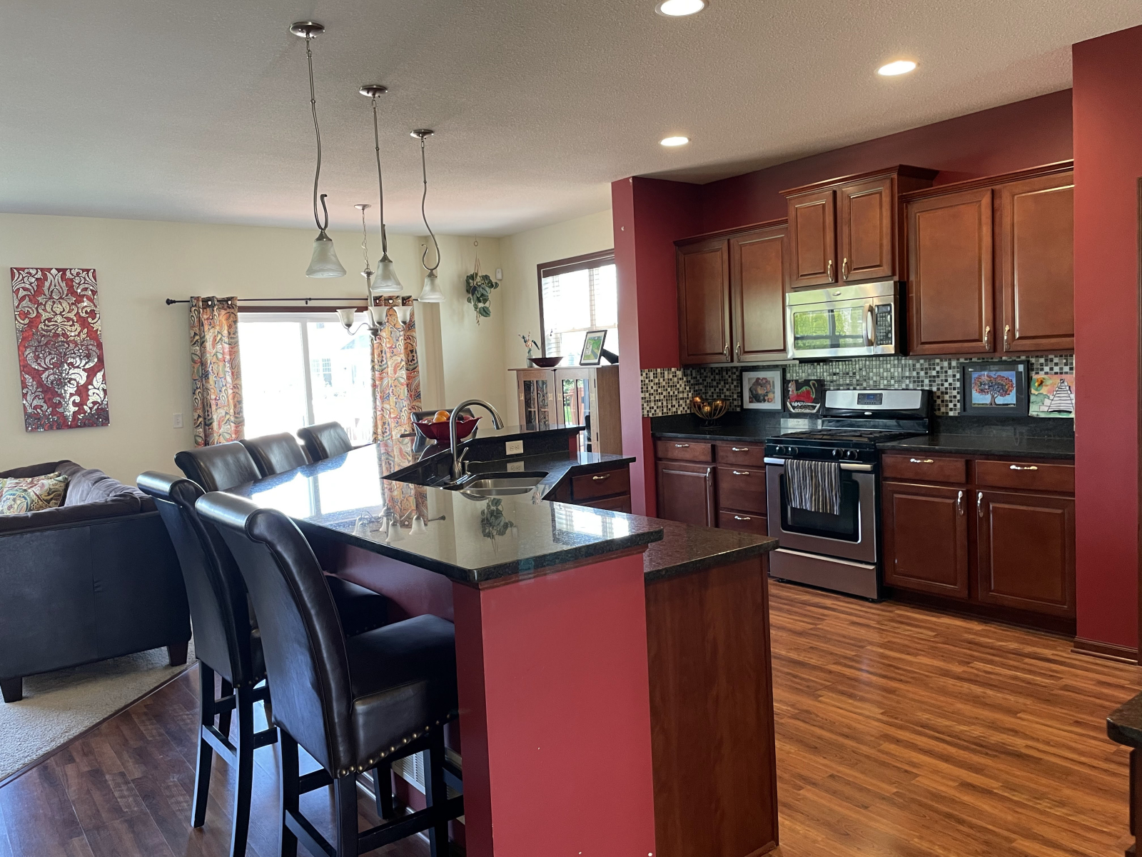 Ik vind het geweldig dat de keuken uitkijkt op de achtertuin en de woonkamer, zodat wanneer ik aan h ...