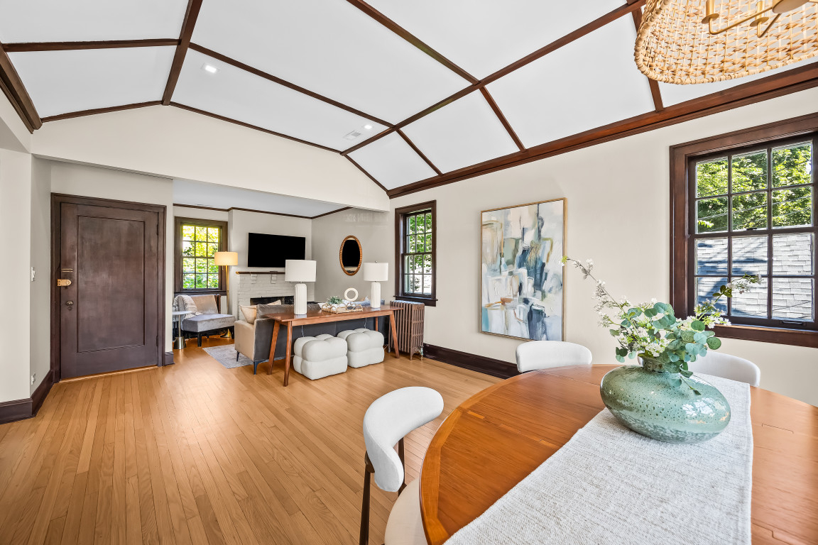 Charming coach house in college town minutes from Chicago
