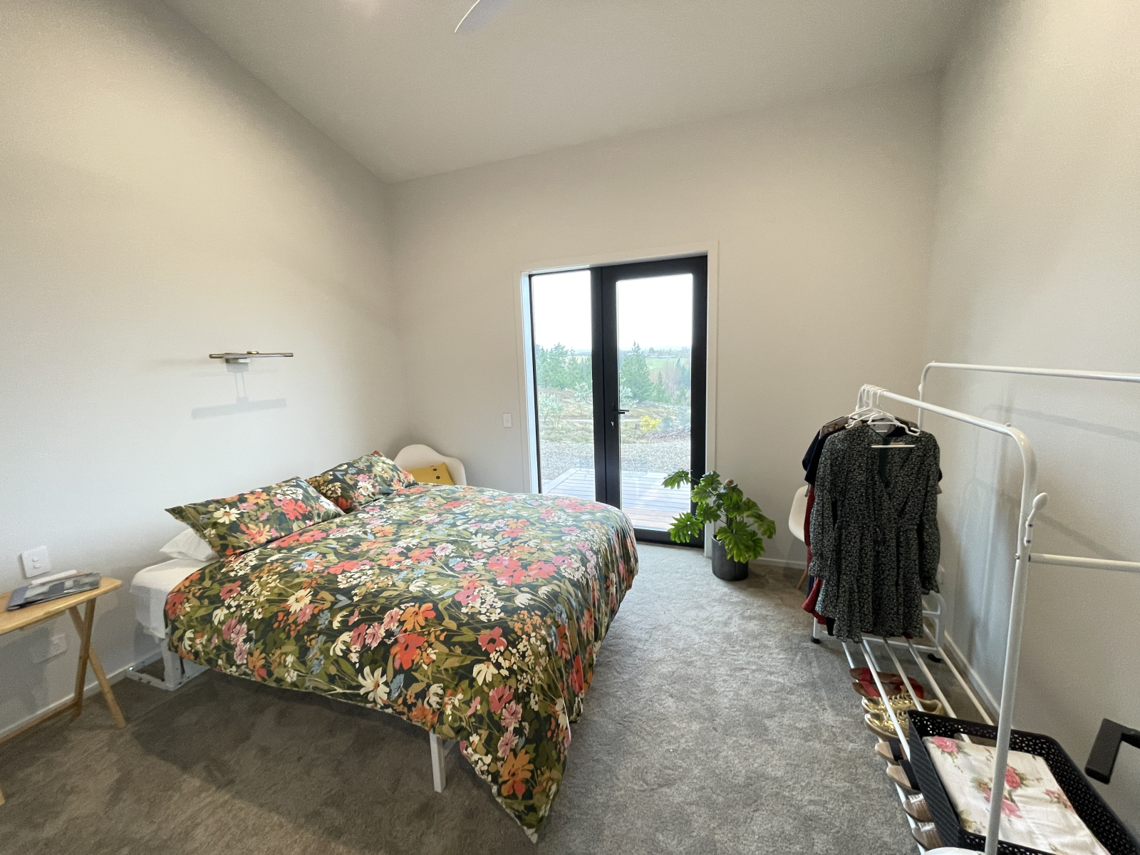 2. Schlafzimmer mit Queensize-Murphy-Bett. Hängeschiene. Einige maßgefertigte Schränke werden kommen ...