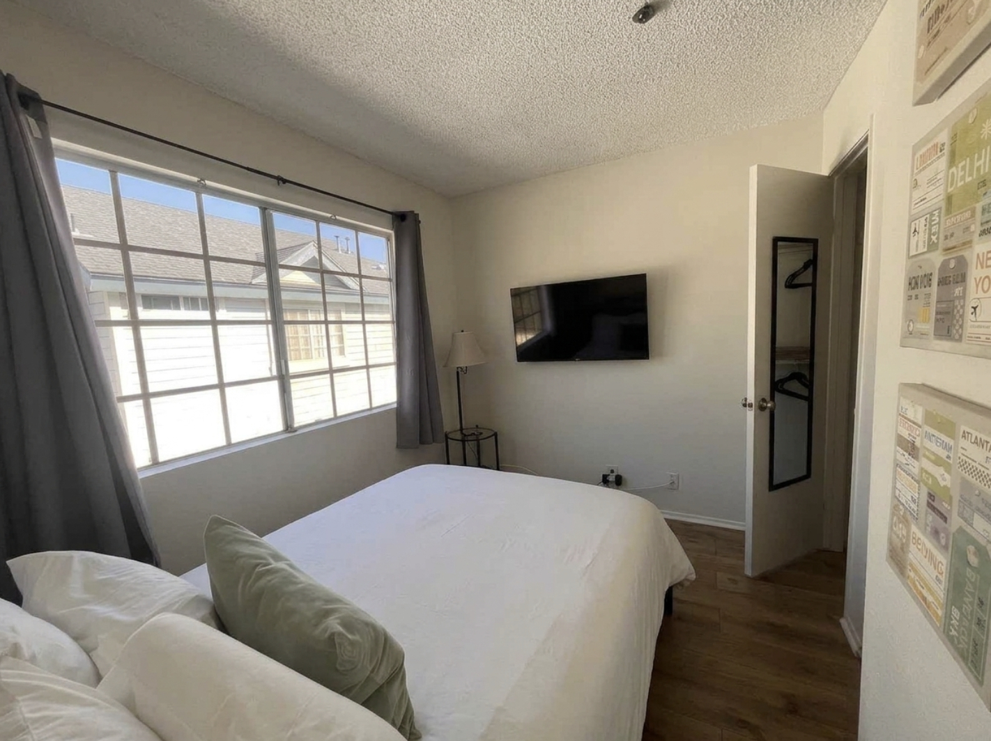 Gated 2bed/2ba Condo, Easy Access to Fwy & Metro Train