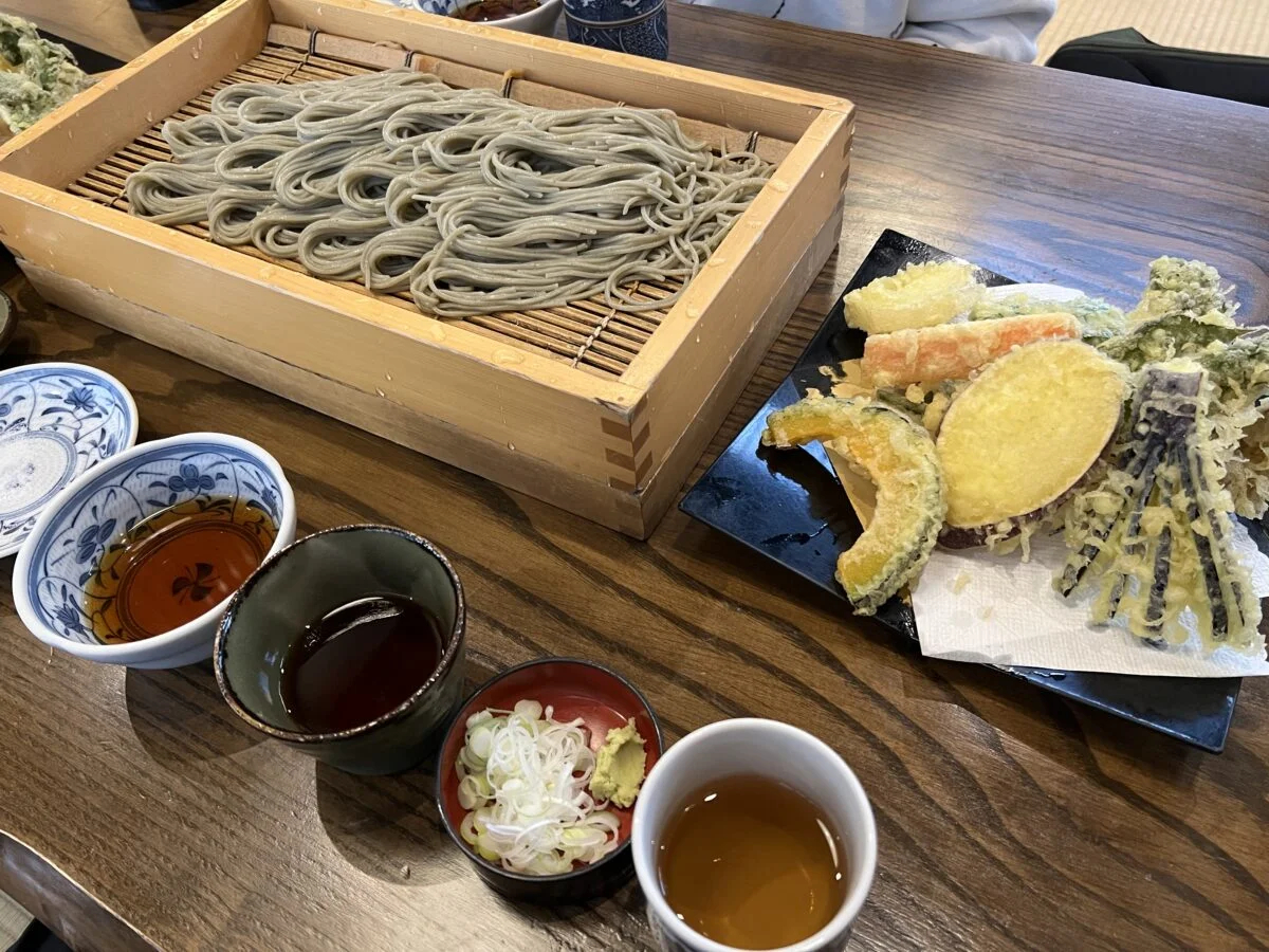 Hegisoba, die regionale Soba-Spezialität mit Algen als Bindemittel für Buchweizenmehl