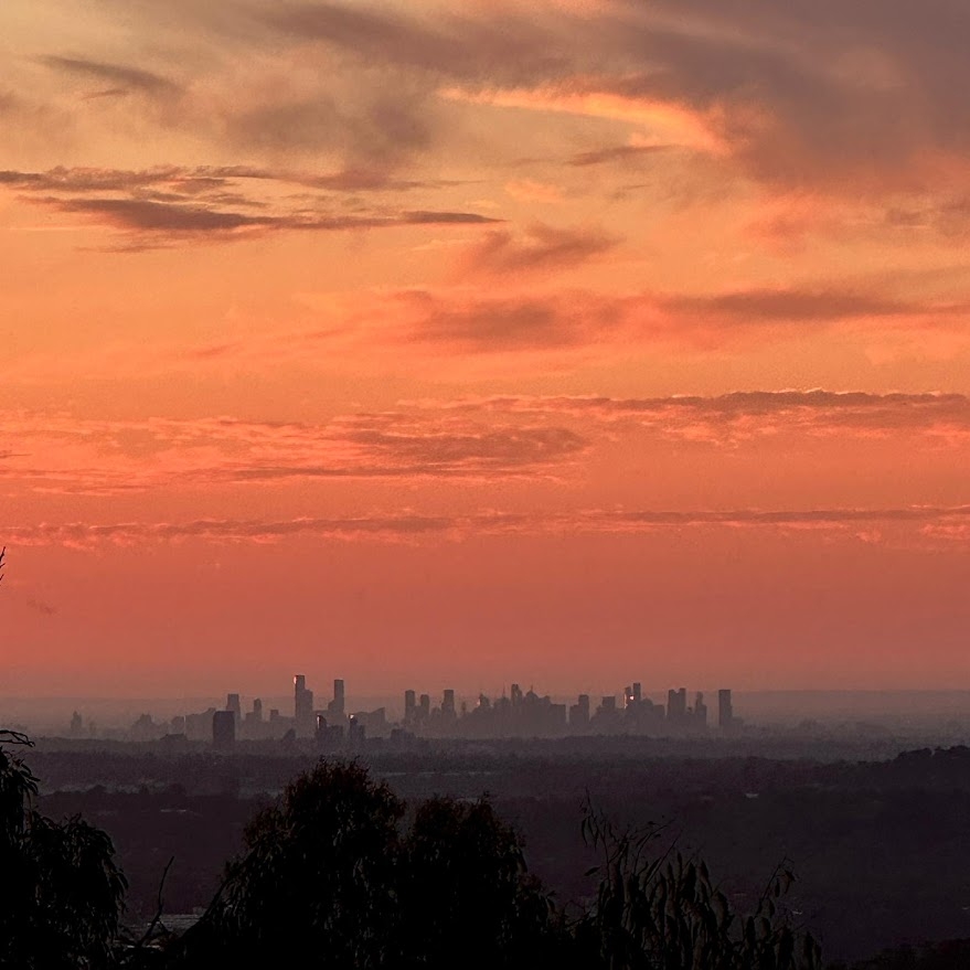 Thuis in de heuvels met uitzicht over de Yarra Valley en de skyline van het CBD, prachtige zonsondergangen en mini-geiten! <1 uur vanaf het stadscentrum