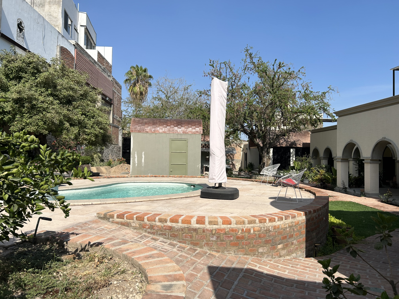 Durante los meses más calurosos, la piscina personalizada puede estar a la sombra de una sombrilla e ...
