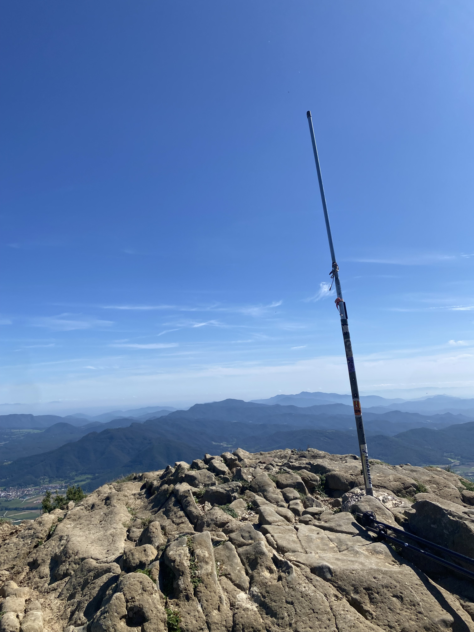 Cataluña, a medio camino del volcán, con una vista preciosa de Olot y sus colinas circundantes.