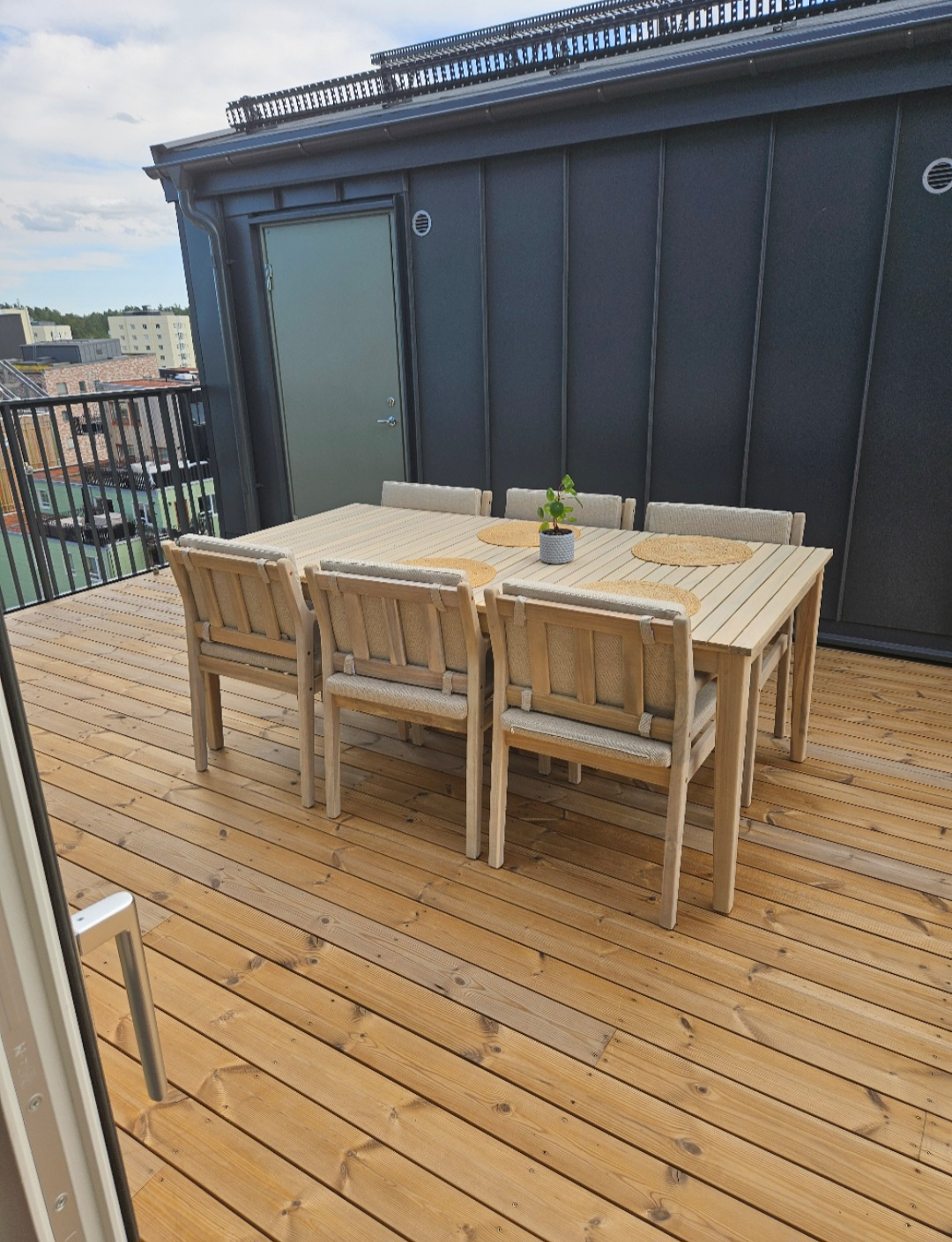5-room penthouse with huge roof terrace and two balconys, excellent communications