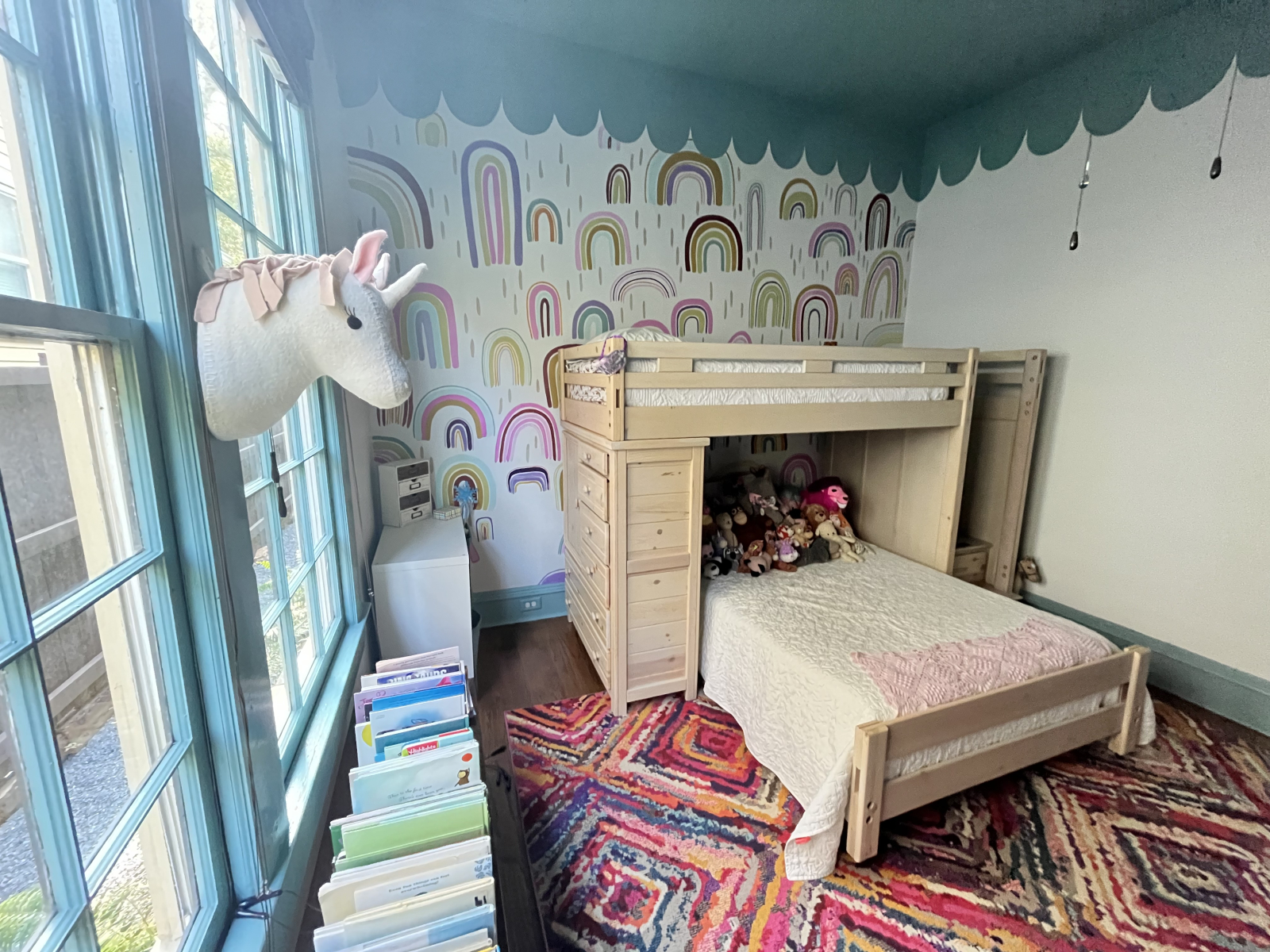 Habitación intermedia: doble sobre una completa. ¡Un montón de libros y juguetes!