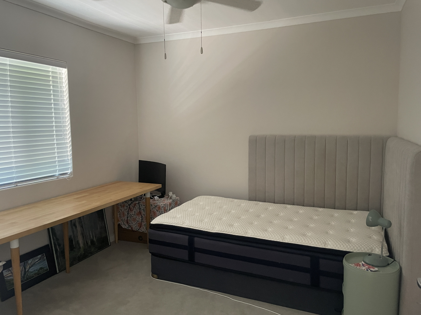 2e slaapkamer met 1-2 x kingsize eenpersoonsbed (3/4 bed) en groot bureau met uitzicht over de tuin. ...