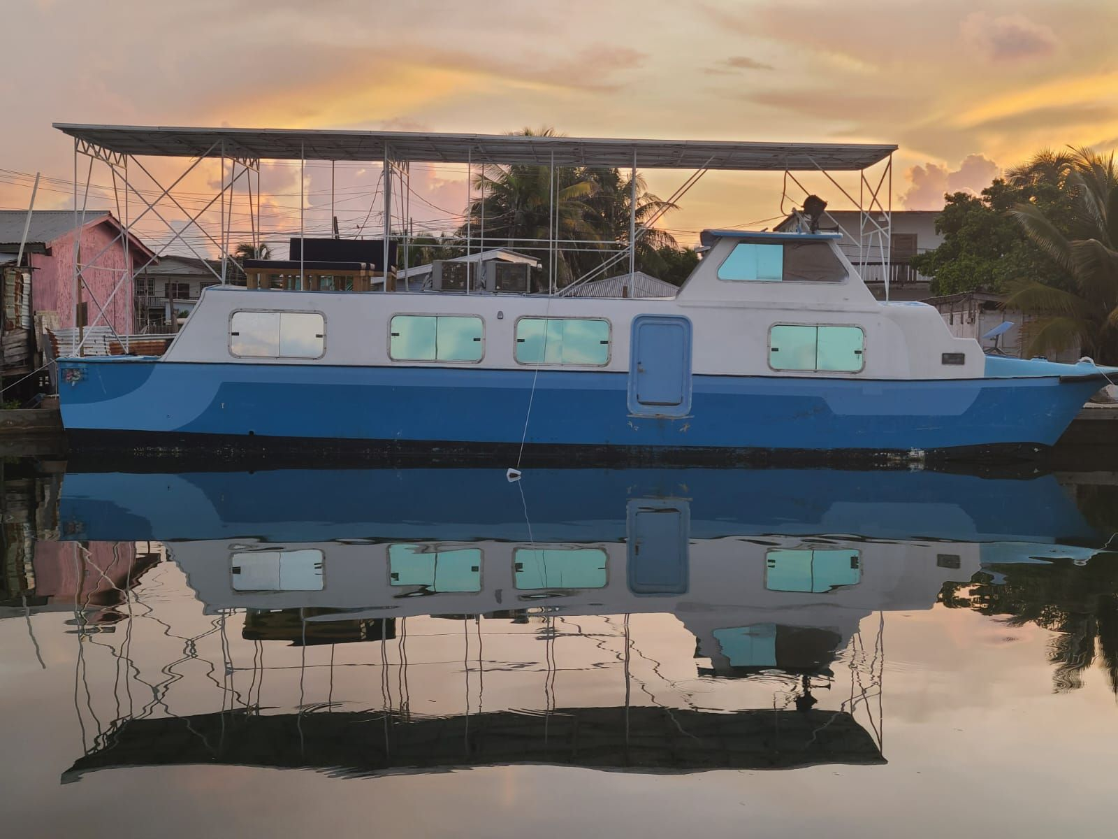 Casa flotante solar en la ciudad de San Pedro, Belice