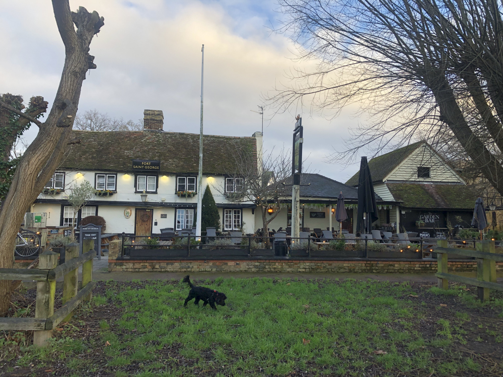 Stadthaus am Fluss bei Feuchtgebieten und Bootshäusern – malerisches Cambridge