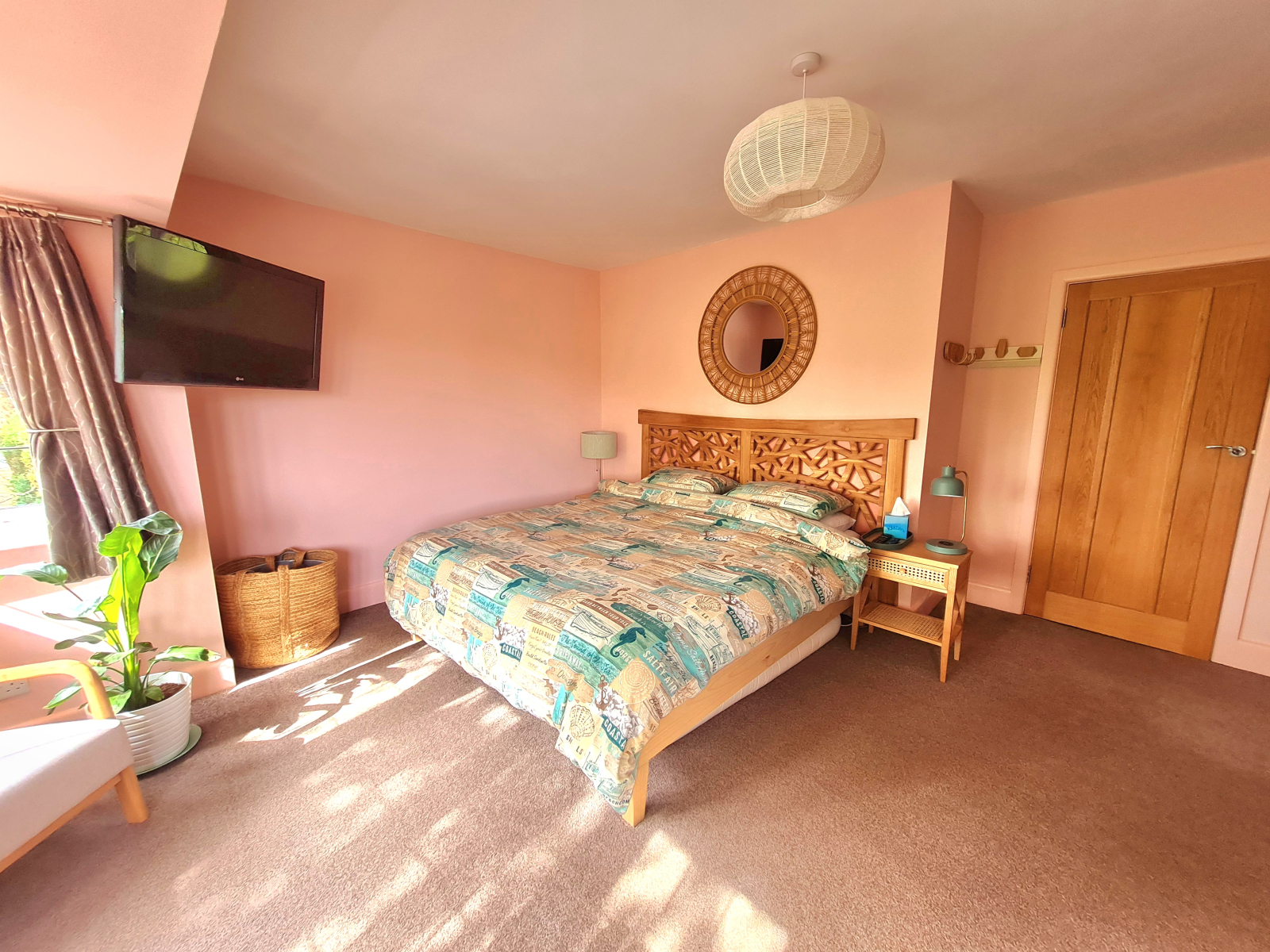 Chambre principale avec lit super king. TV avec Netflix, etc. La chambre est assez grande pour accue ...