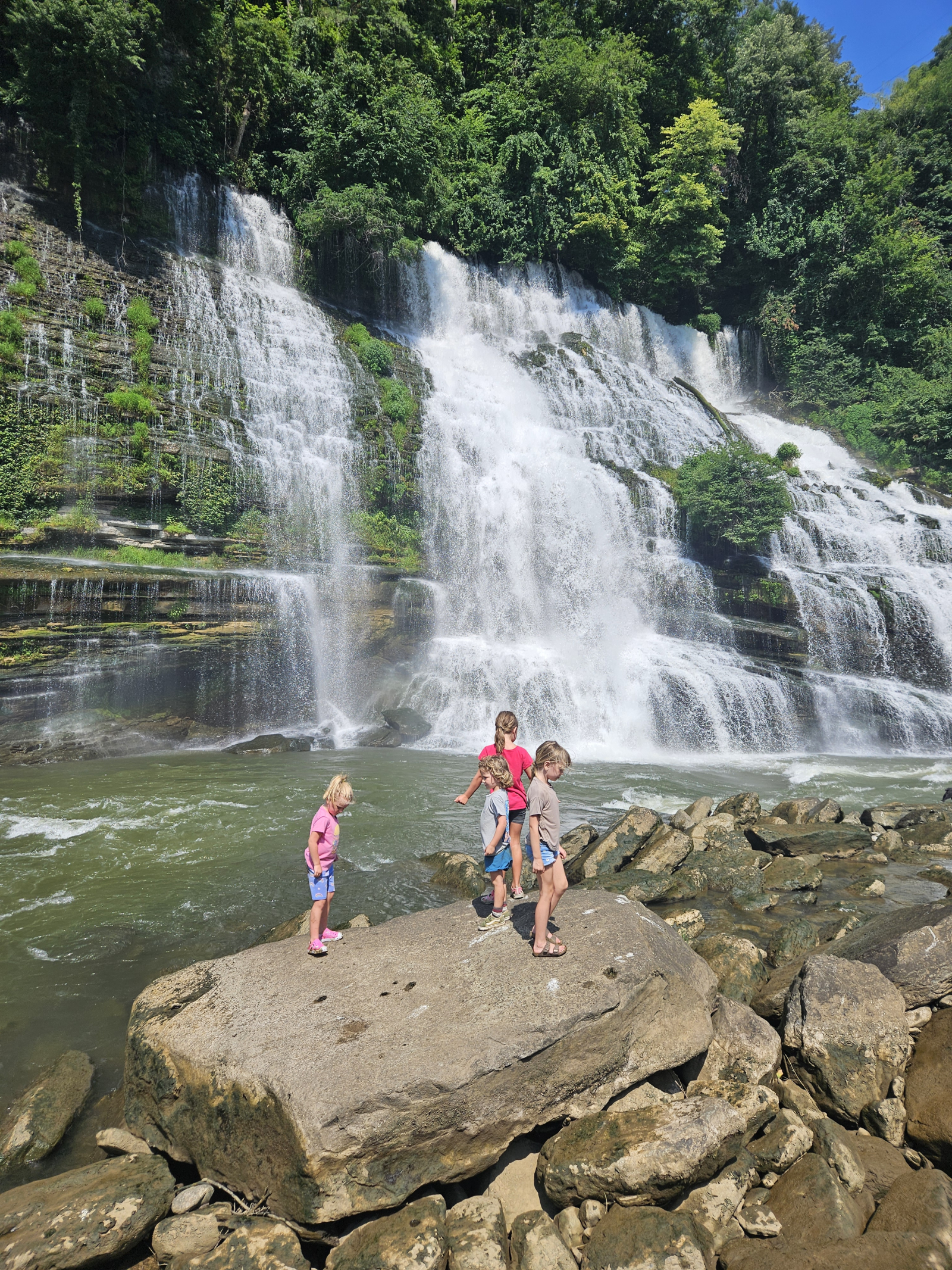 Il s’agit de chutes jumelles au parc d’État de Rock Island. Rock Island est un peu plus loin, peut-ê ...