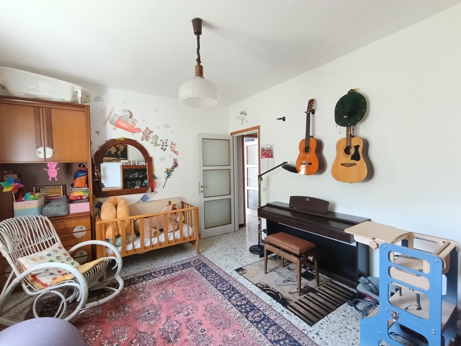 Vila pacífica nas montanhas acima do Lago Como