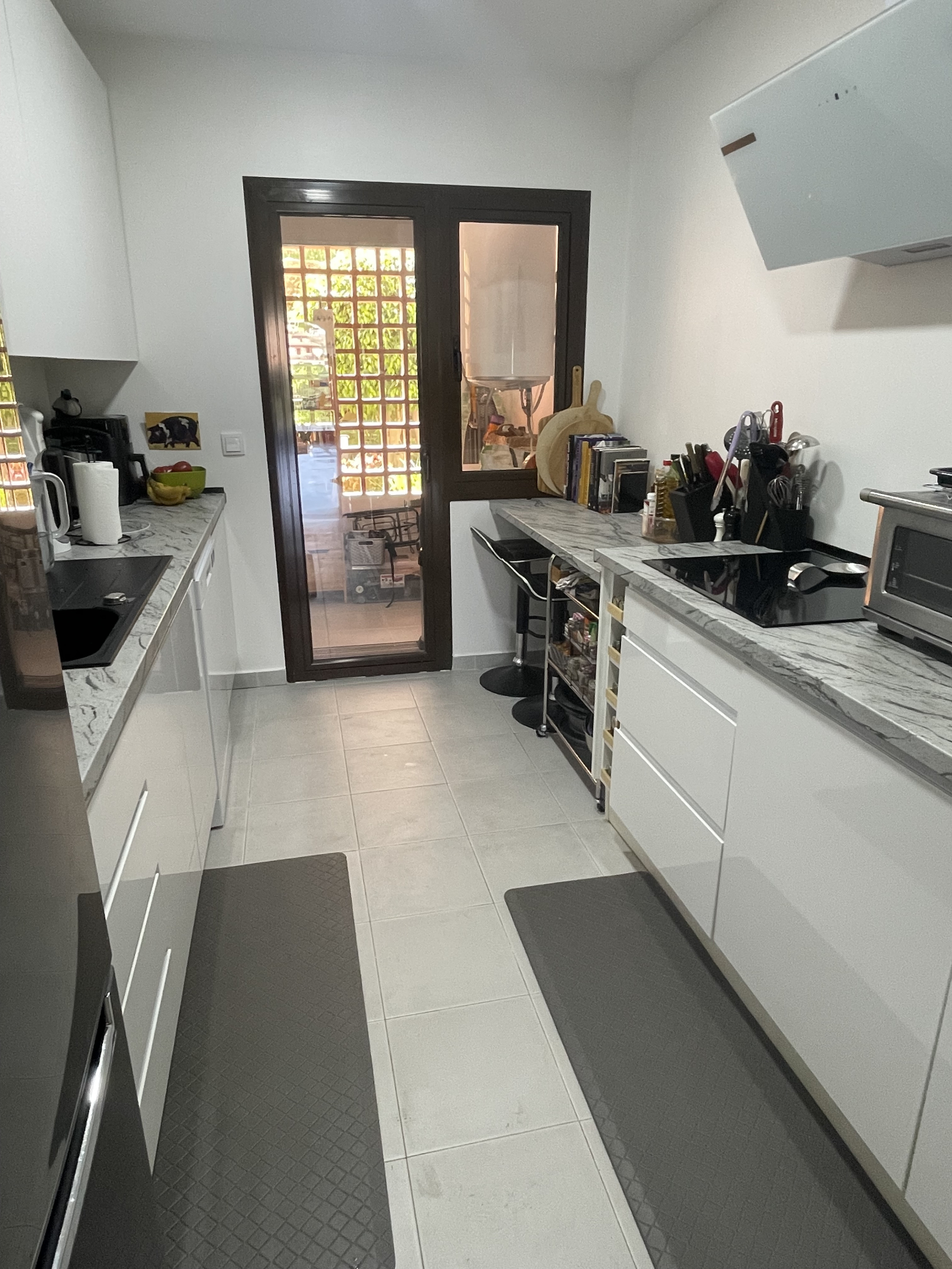 Uitzicht op de keuken en aparte wasruimte/opslagruimte