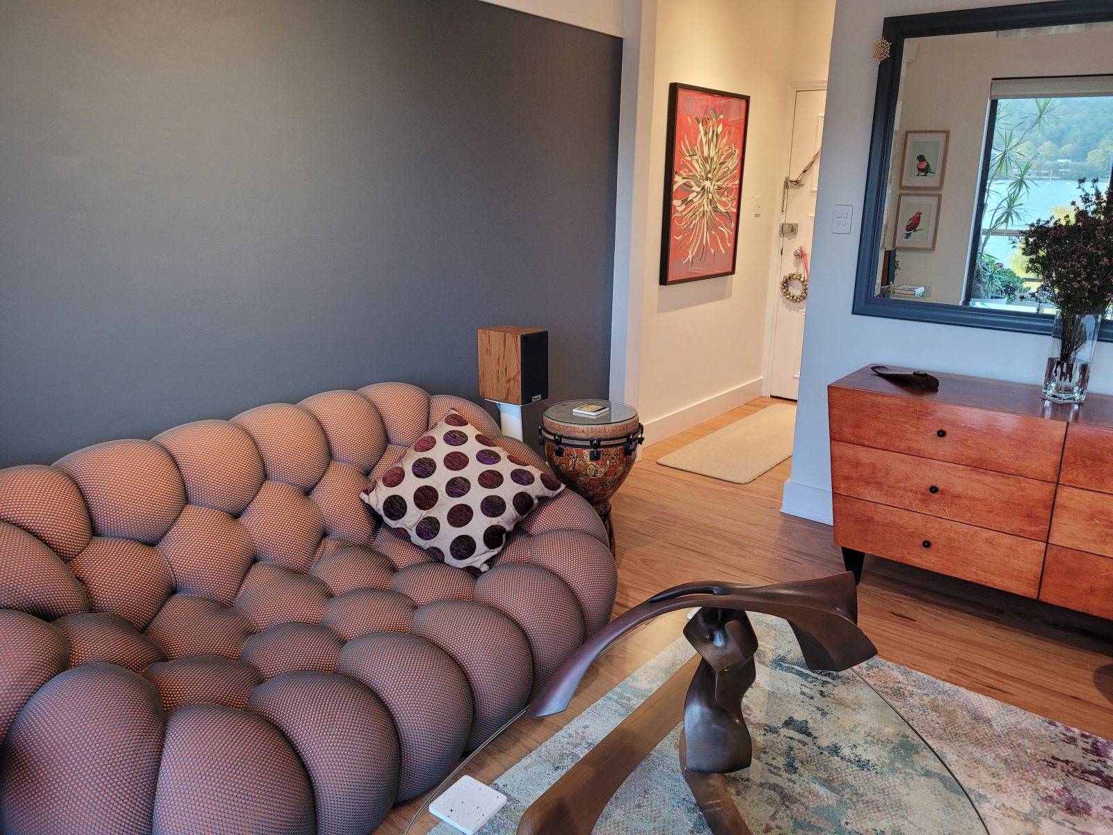 El hall de entrada de la puerta principal tiene una lavandería de tamaño completo con lavadora / sec ...