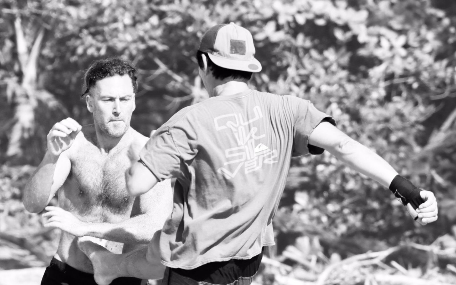 Entrenamiento de lucha ligera en la playa de Santa Teresa con el entrenador local Jonah y amigos 🥊