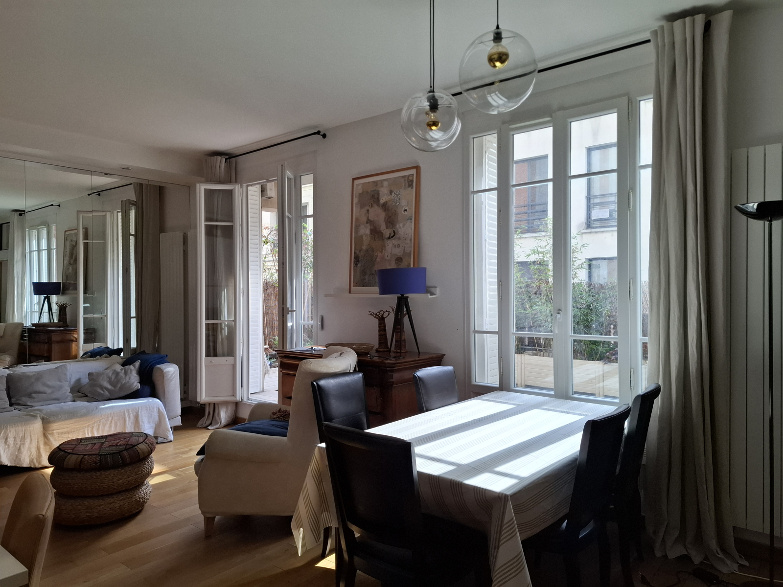 Il posto ha grandi porte finestre ed è pieno di luce