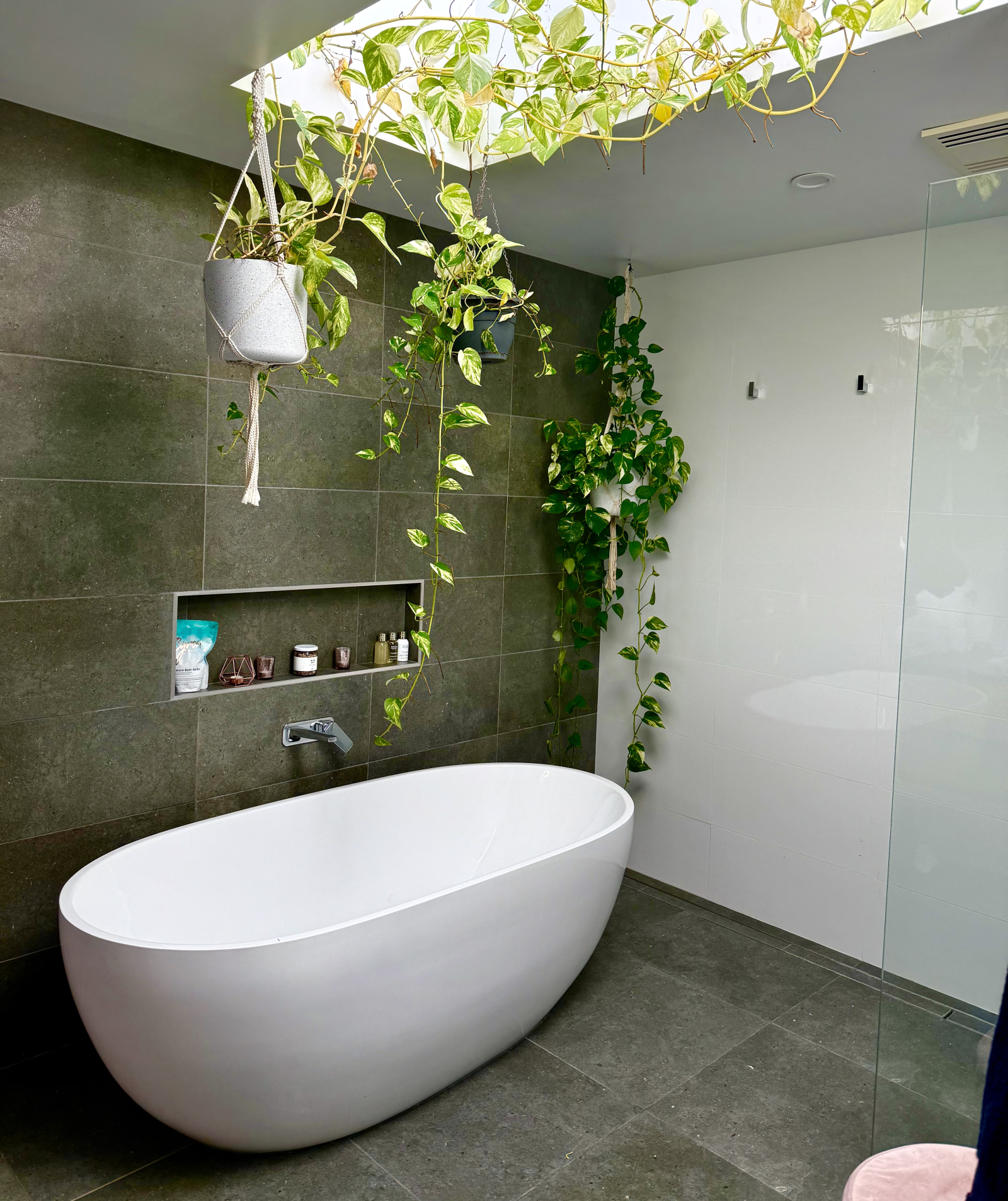 Baño principal con bañera grande y ducha a ras de suelo