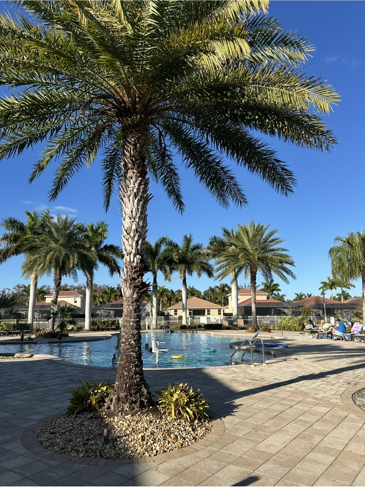 Una casa acogedora y espaciosa en el suroeste de Florida con gimnasio, piscina comunitaria y muchos senderos para caminar. Algunas de las mejores playas de Florida están a solo 40 minutos.