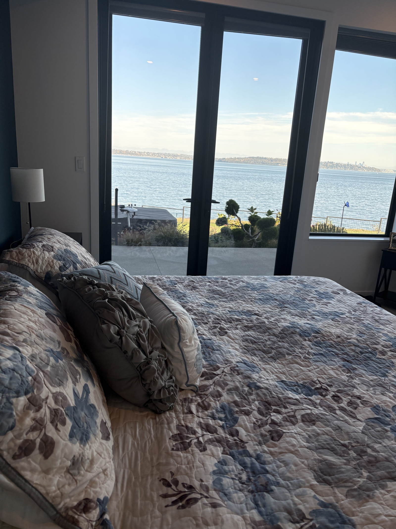 Nuova casa con vista sull'acqua del Puget Sound e del centro di Seattle