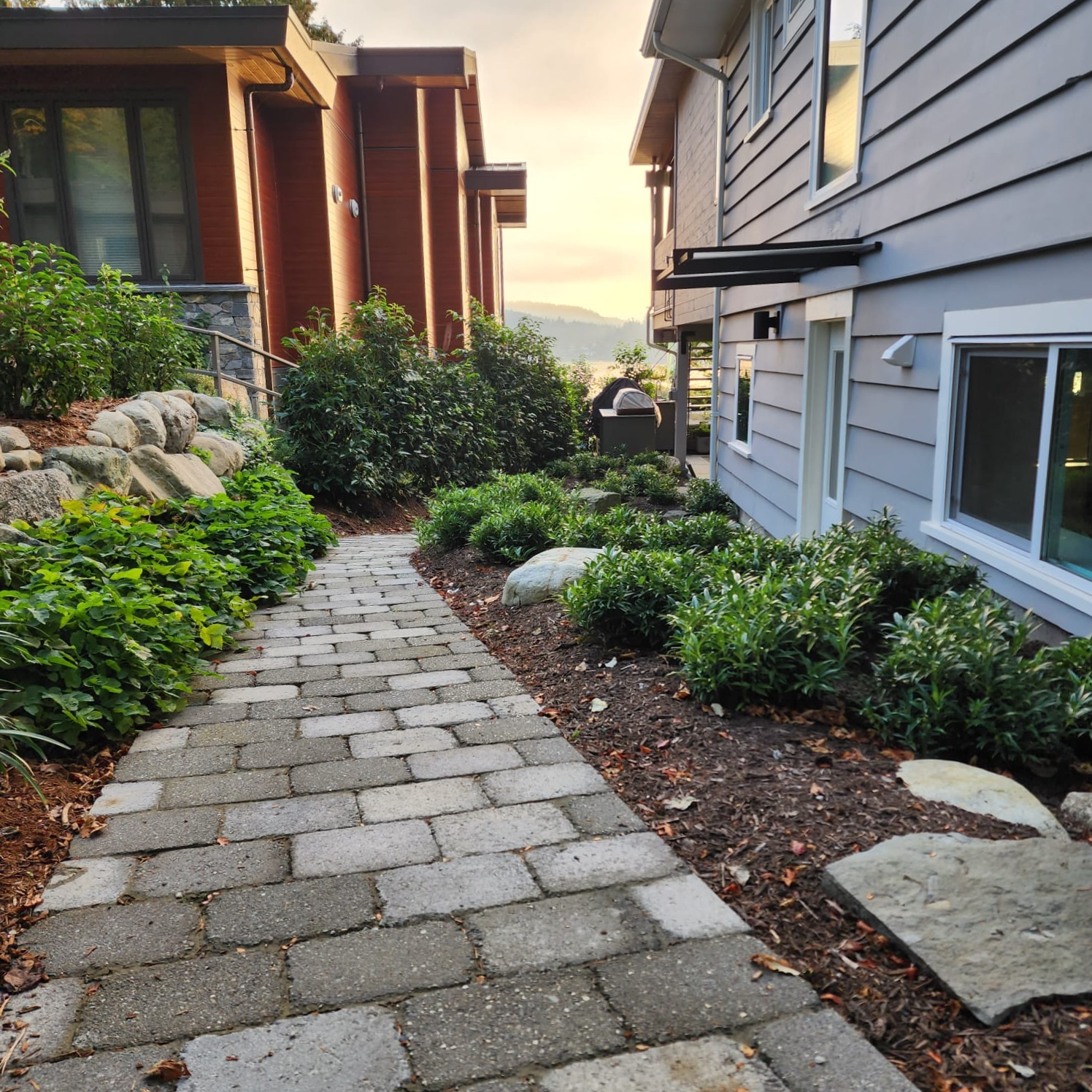 Ce chemin pavé vous emmène à l'entrée de la suite (à droite sur cette photo).