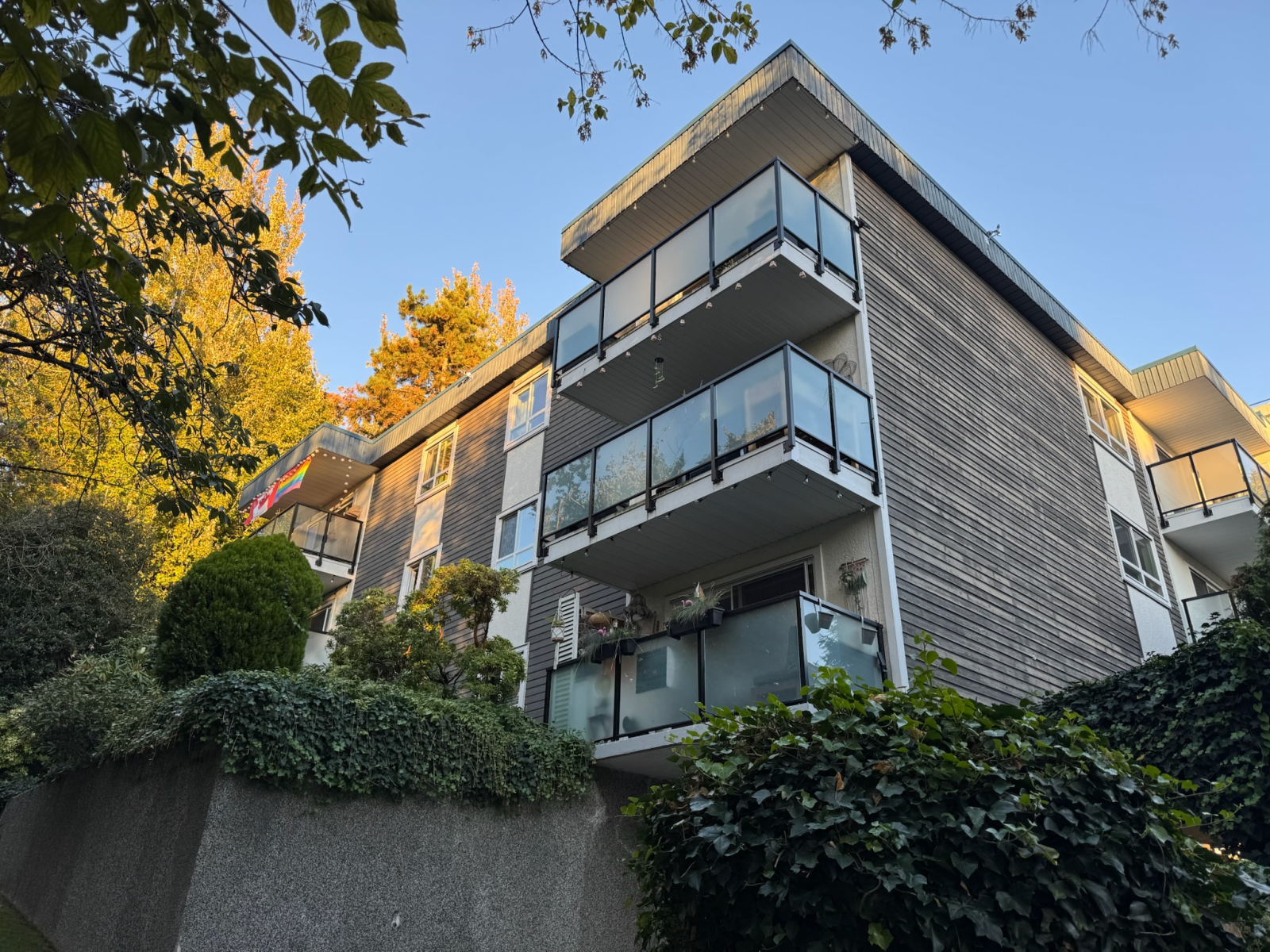 Vista del edificio, el condominio está en el último piso orientado al suroeste.
