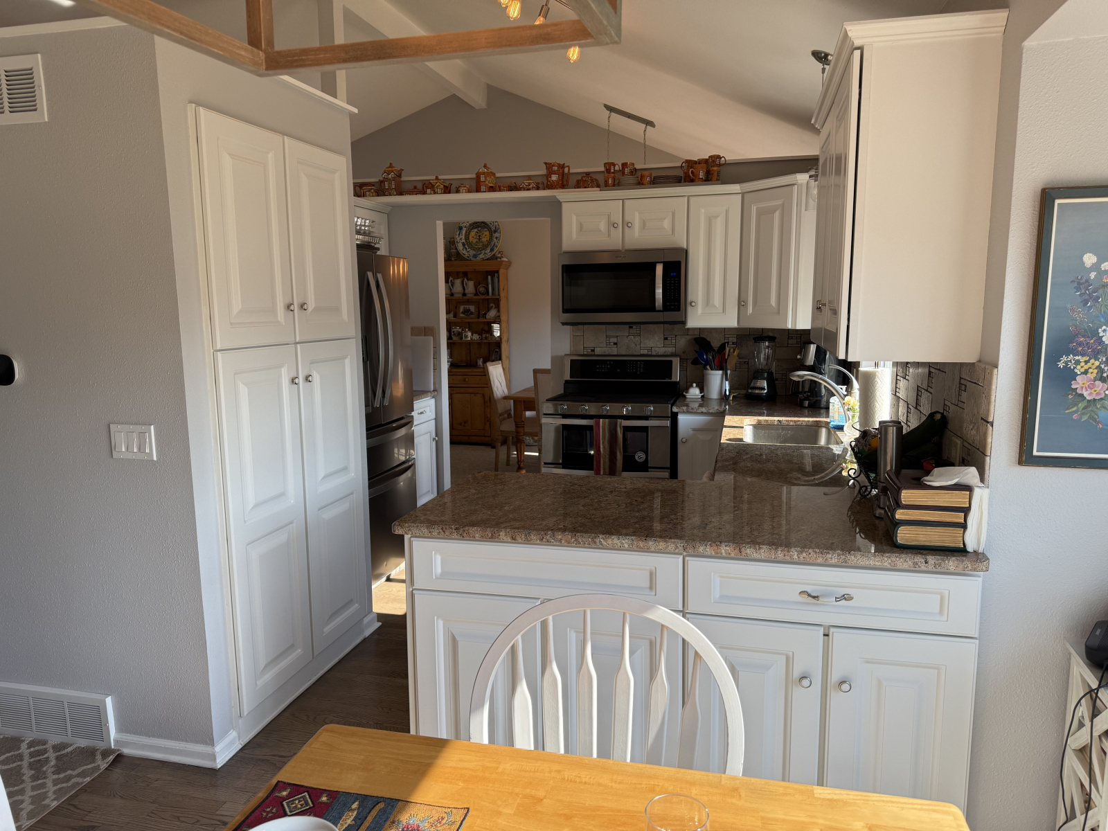 La cuisine dispose d’une cuisinière/four à gaz, d’un réfrigérateur, d’un lave-vaisselle et de tous l ...