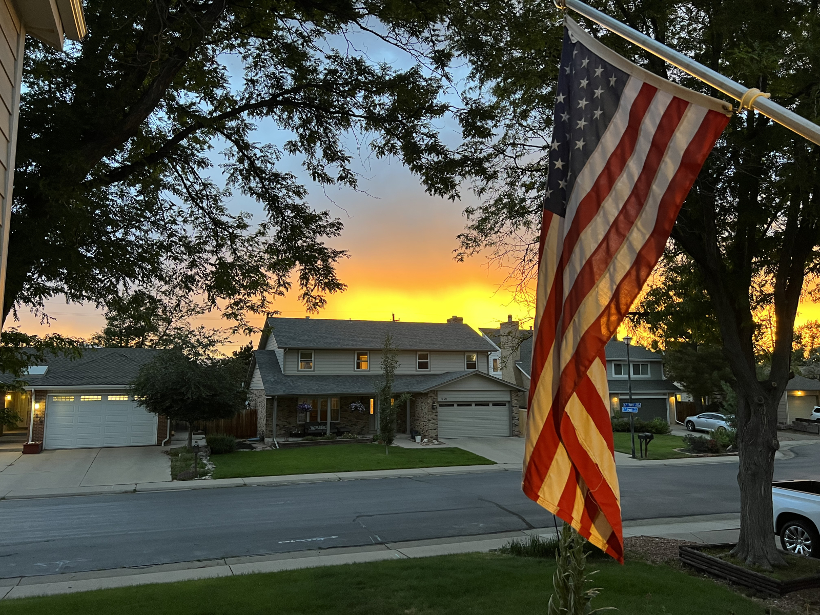Quartier et voisins charmants et nous voyons de magnifiques couchers de soleil depuis les baies vitr ...