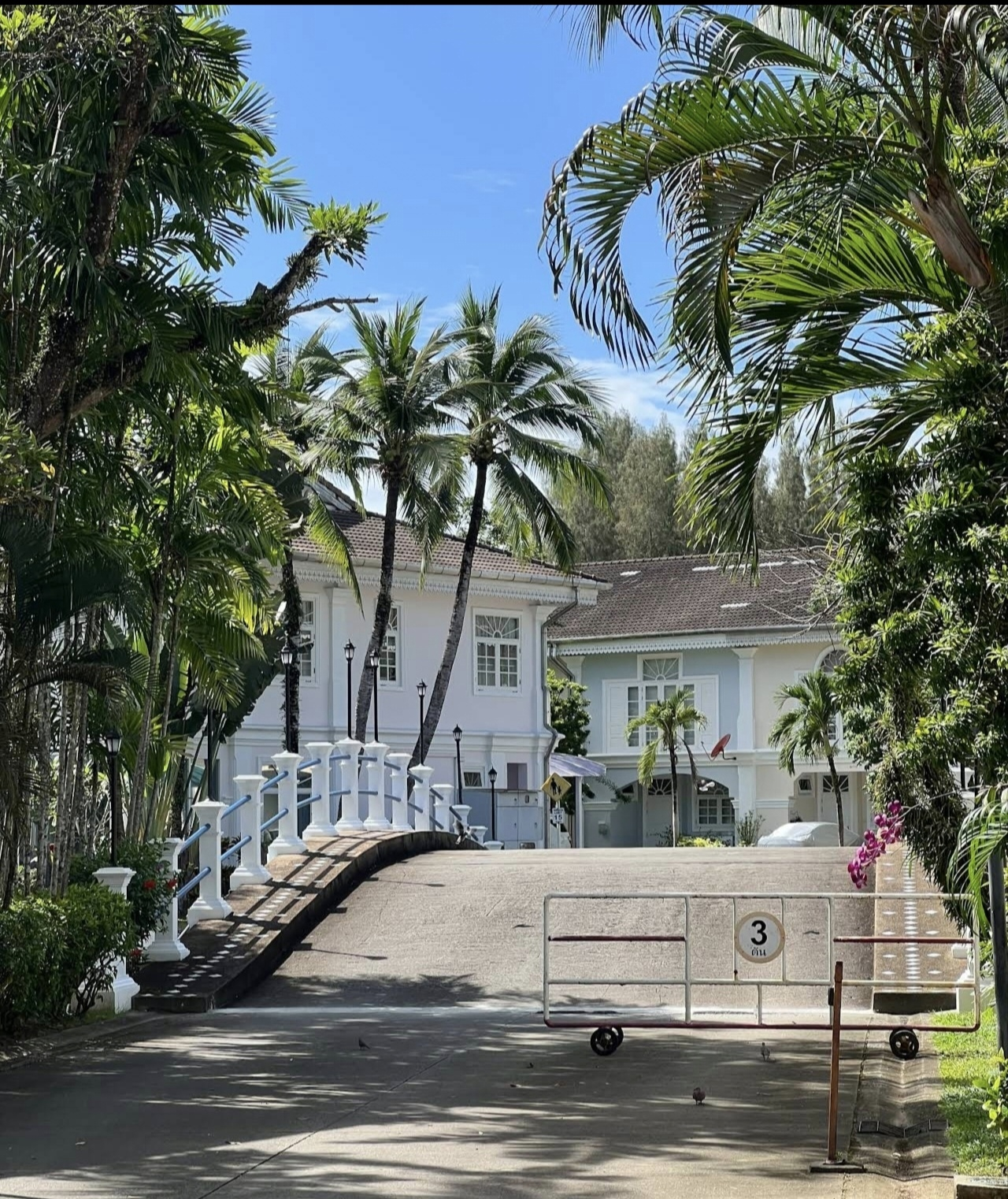 Modernes Stadthaus mit Blick auf den Kanal Phuket