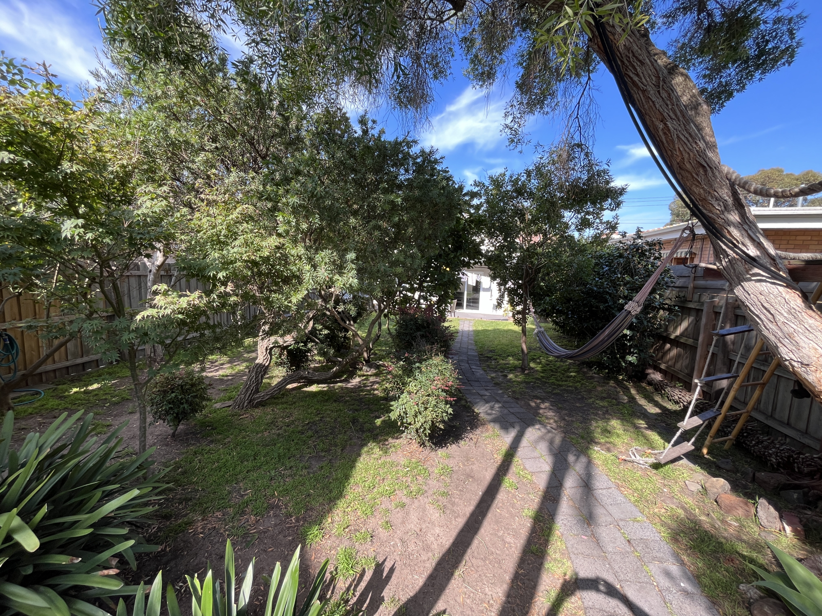 Jardim dos fundos olhando para a casa