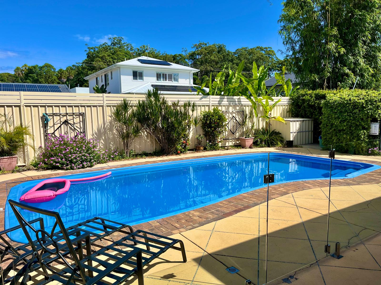 La star de la maison est la grande piscine de 9 x 4m, surplombée par une généreuse terrasse extérieu ...