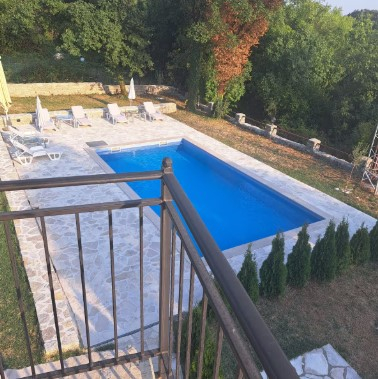 Amplio apartamento adriático con piscina entre mar y montañas