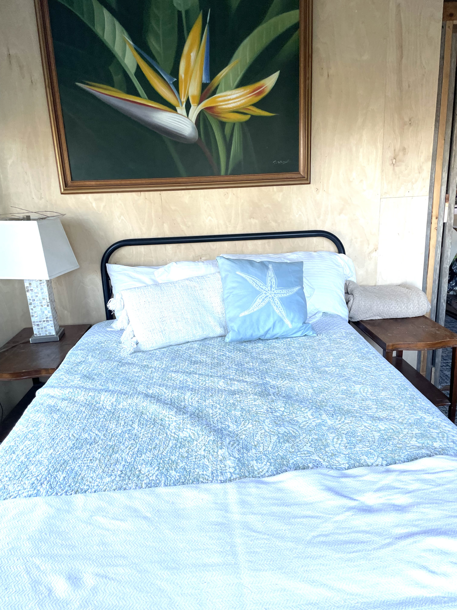 Cama de hóspedes com vista parcial para o oceano