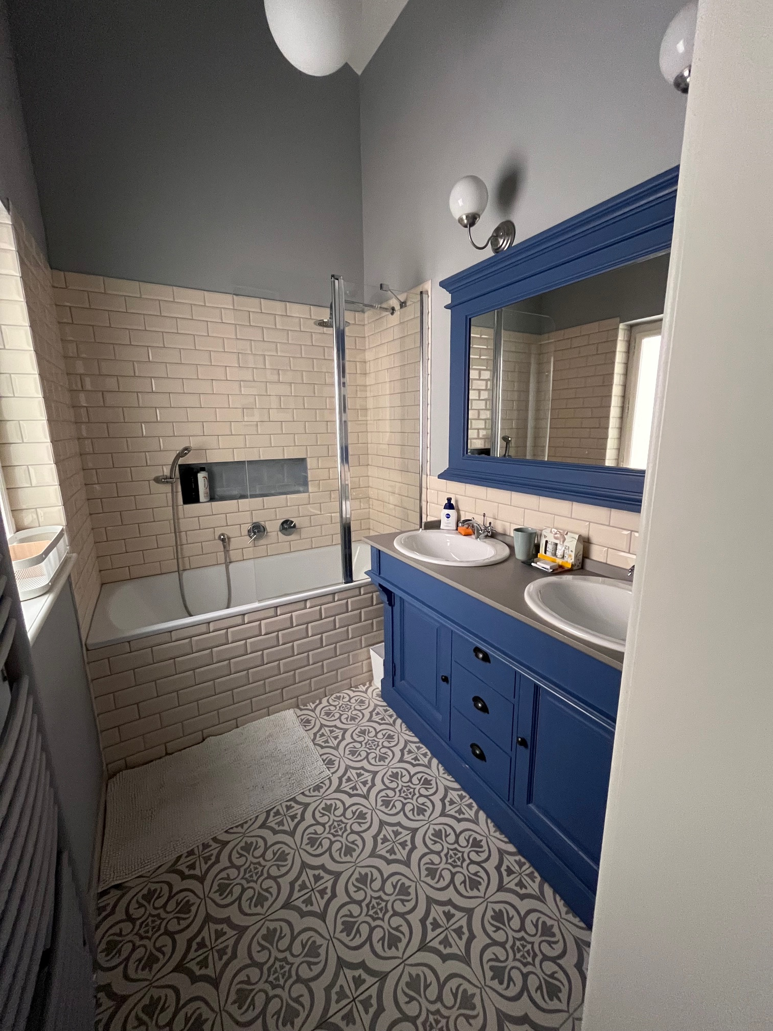 Cozy, quiet apartment in Prague's Nove Mesto district. As central as you can get, but in an area less touristy than Old Town. Surrounded by a lively neighborhood with plentiful restaurants, cafes, tourist attractions.