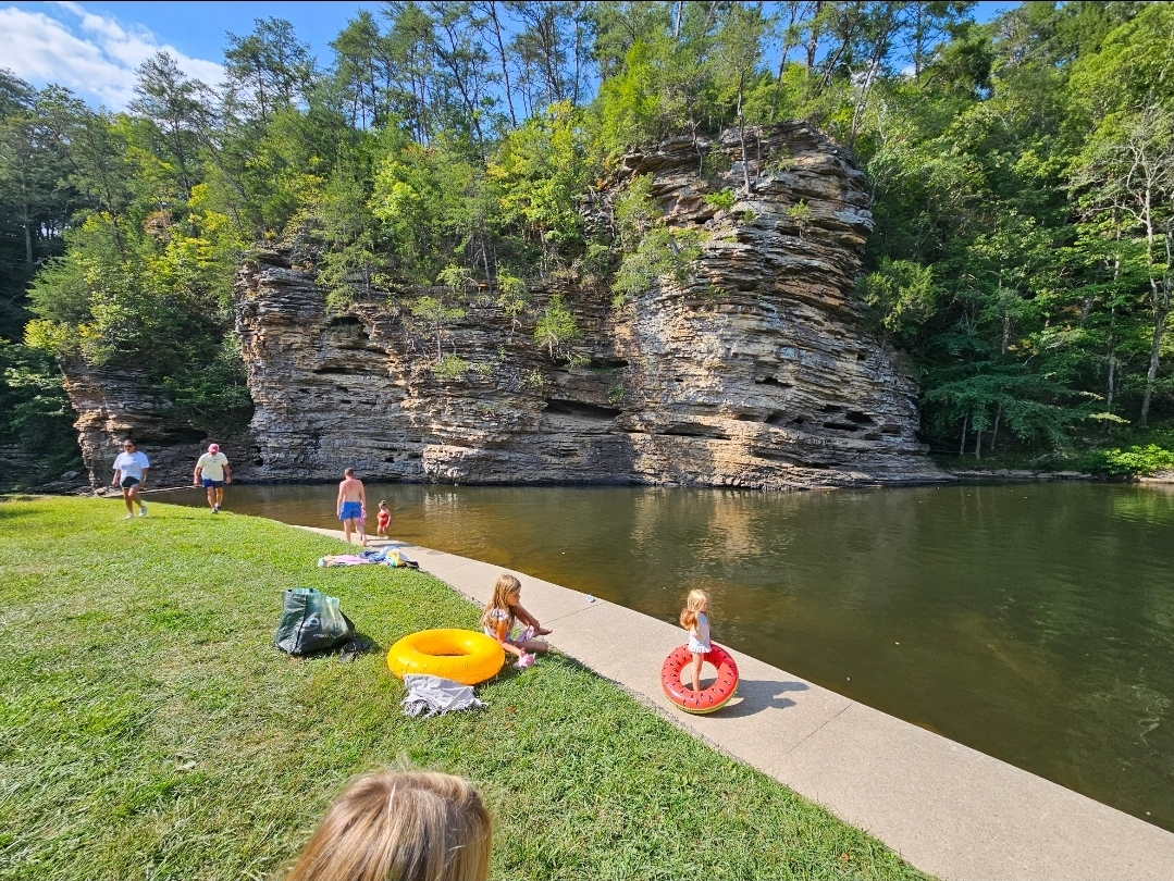 Un trou de baignade avec de belles gorges en toile de fond. L’un des nombreux parcs d’État de Fall C ...