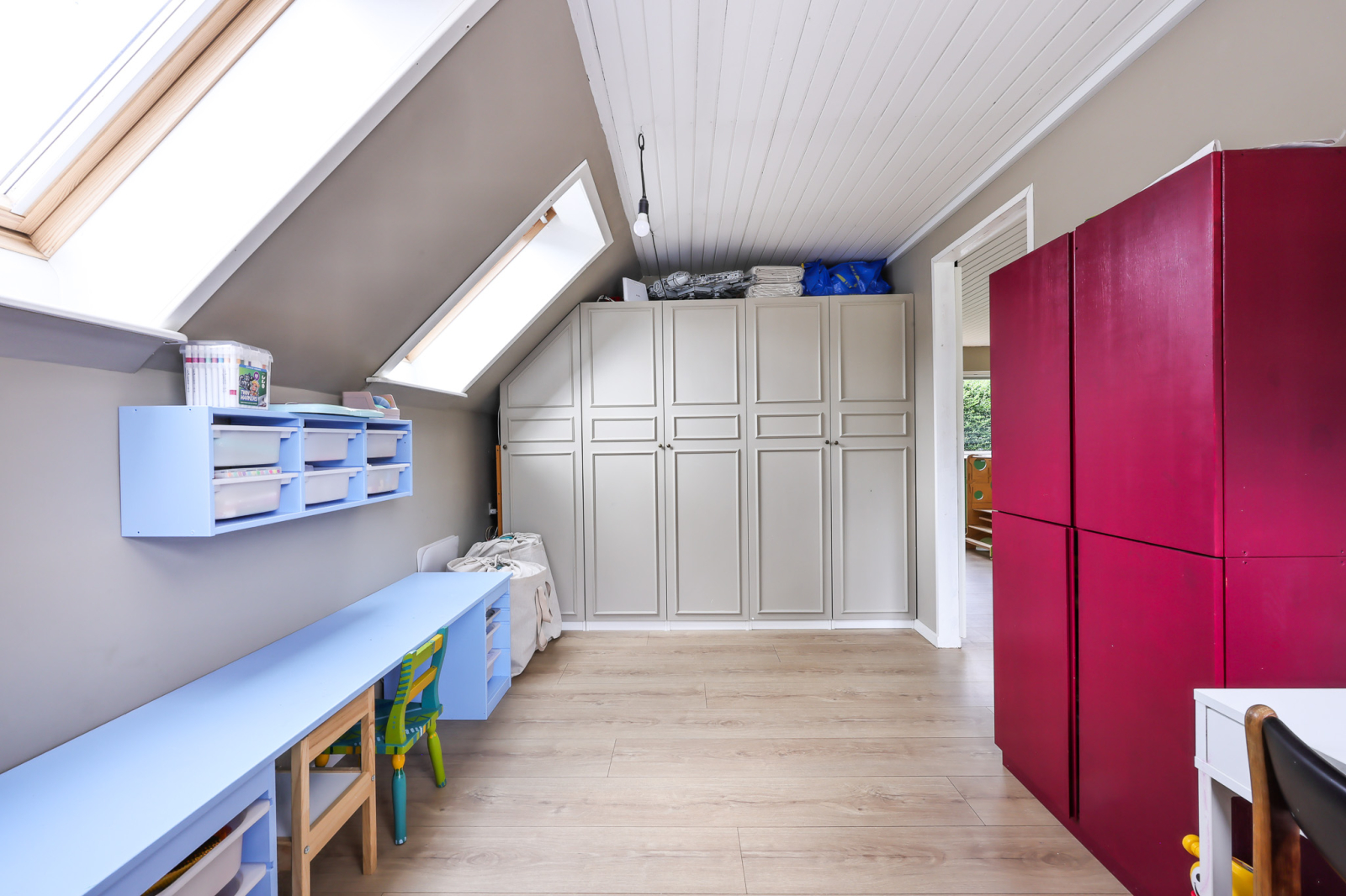 Escritório e sala de artesanato infantil. Nossos filhos adoram fazer artesanato, então o quarto é ab ...