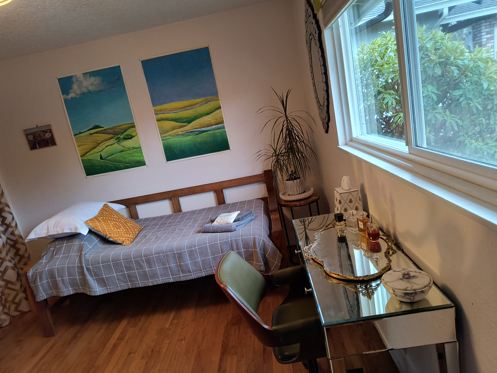 Third bedroom with a single daybed