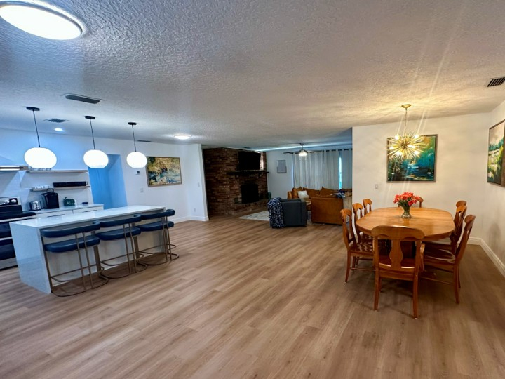 L’intérieur de la maison est entièrement rénové, lumineux et ouvert – de la place pour tout le monde ...