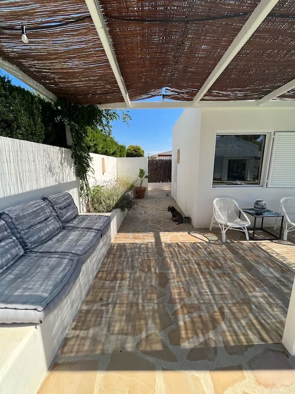 Design 3-bedroom chalet 10-min walk to the beach with studio-office by the pool