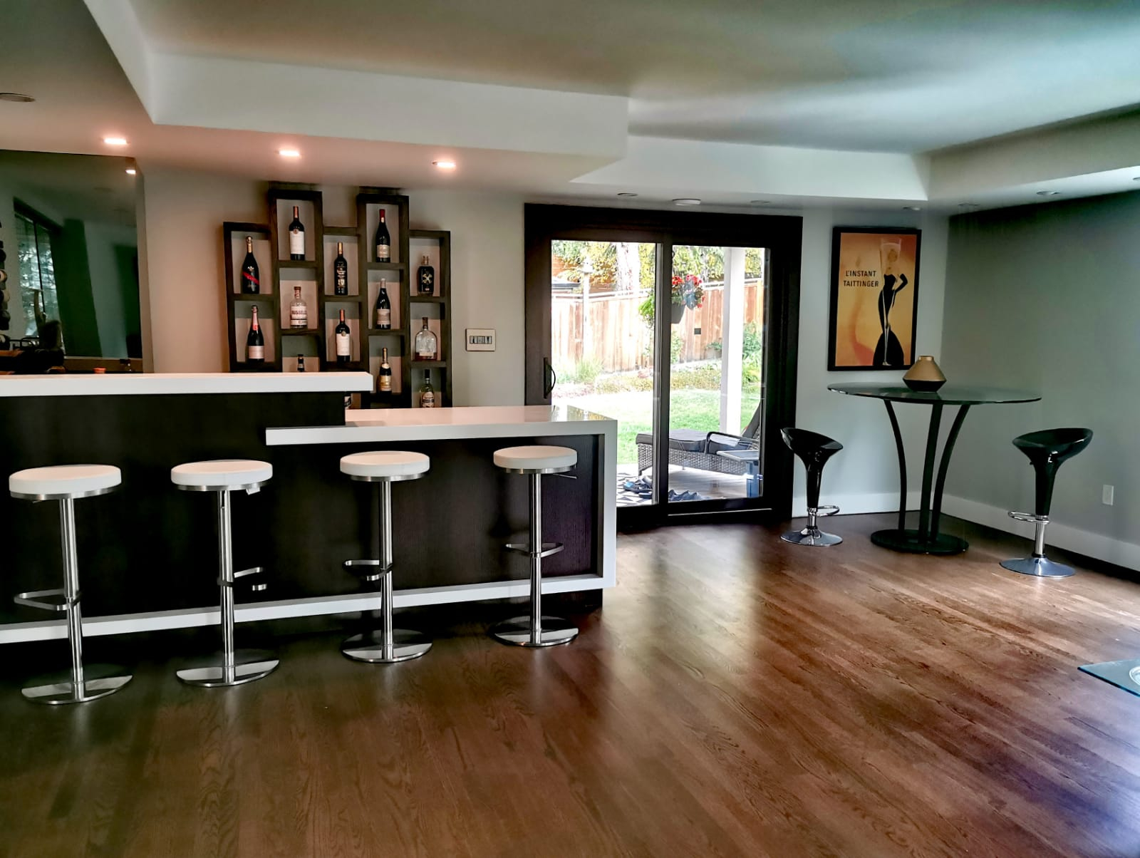 Bar + Entrée arrière-cour