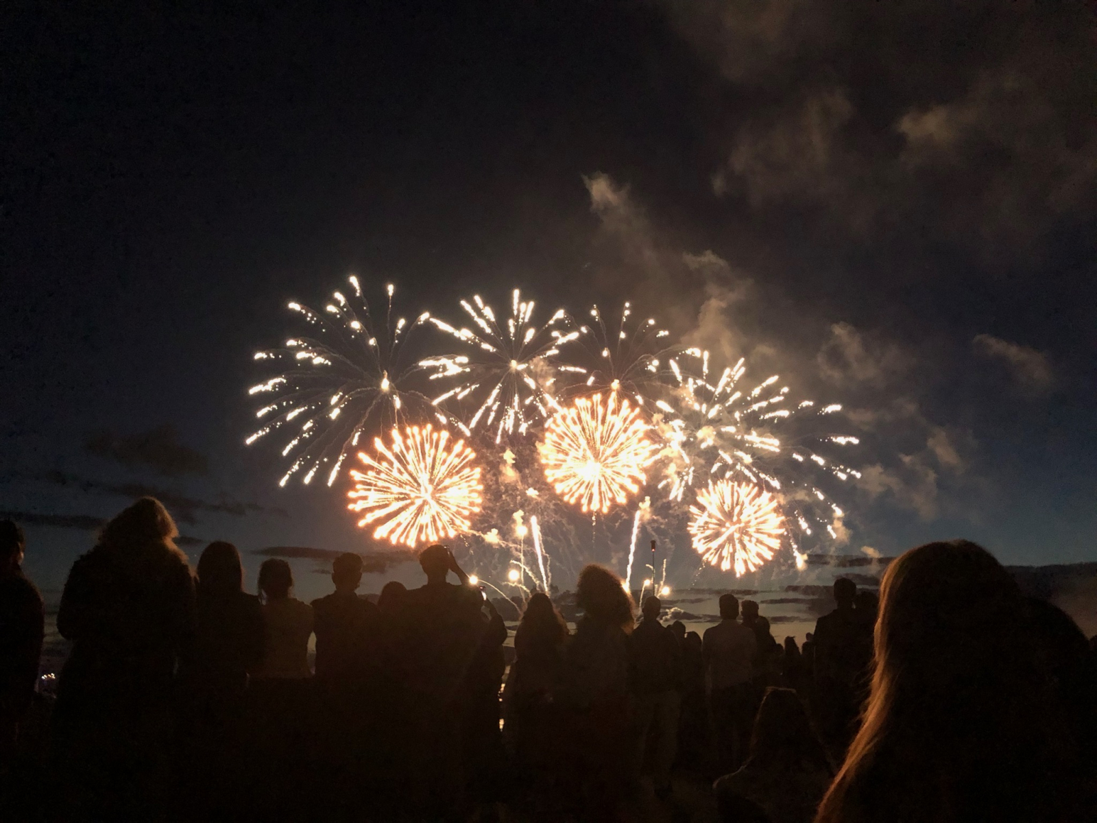 El Festival de las Luces se celebra en verano con una exhibición y competencia semanal de fuegos art ...