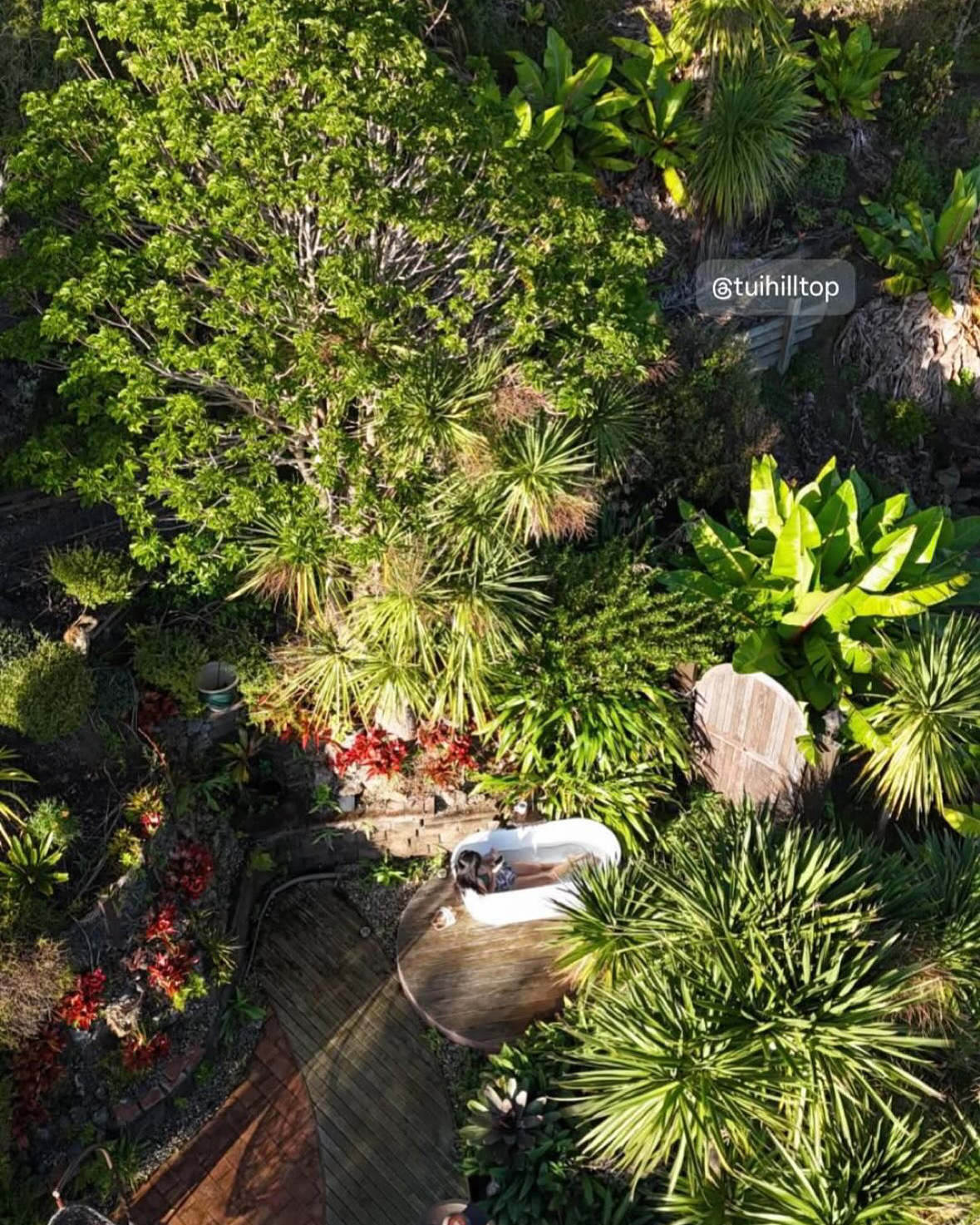 Photo prise par drone du bain extérieur.