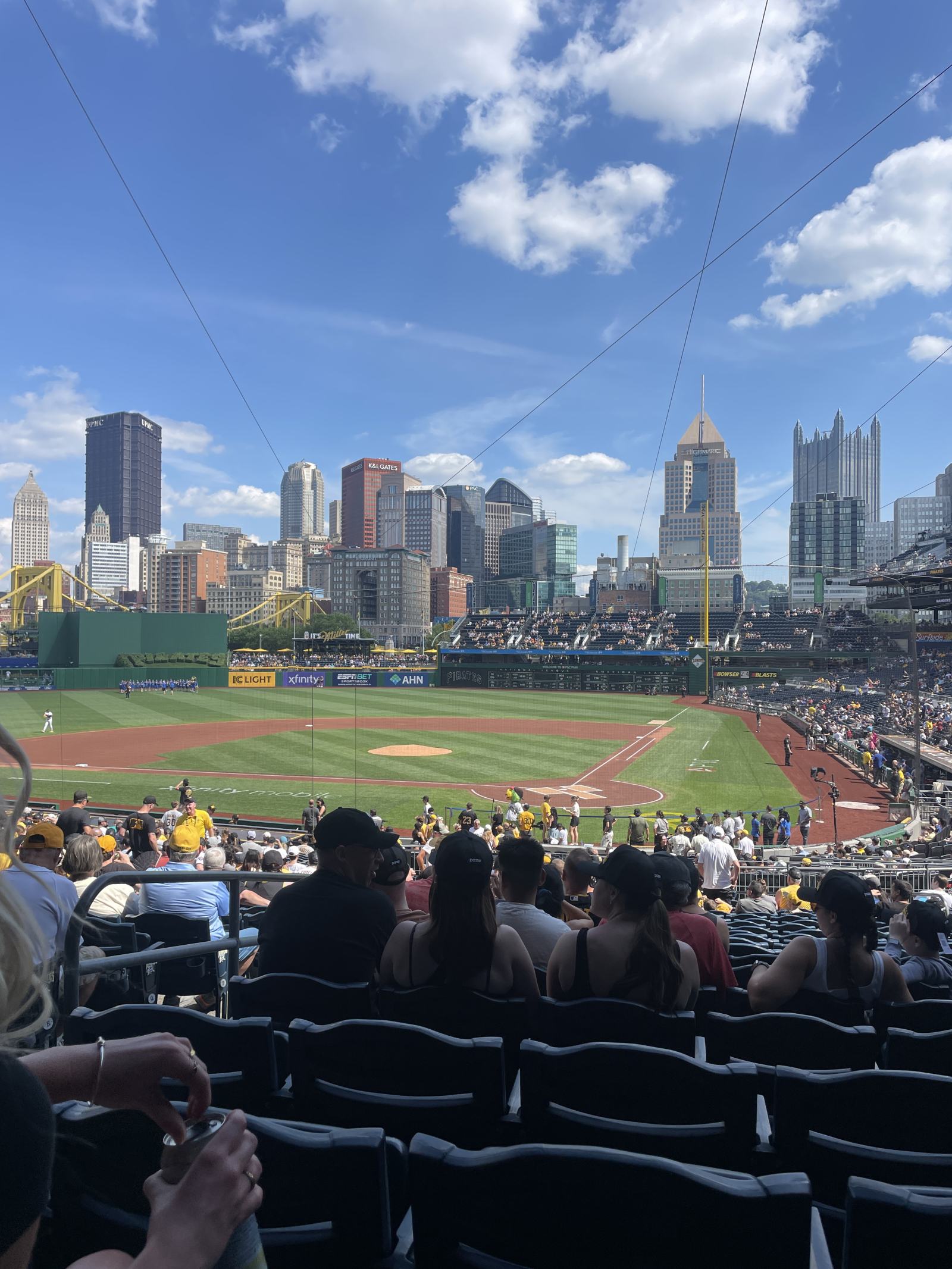 Goditi una partita di baseball professionistica nello stadio più bello che tu abbia mai vissuto. La città e il fiume cattureranno la tua attenzione tra un inning e l'altro.