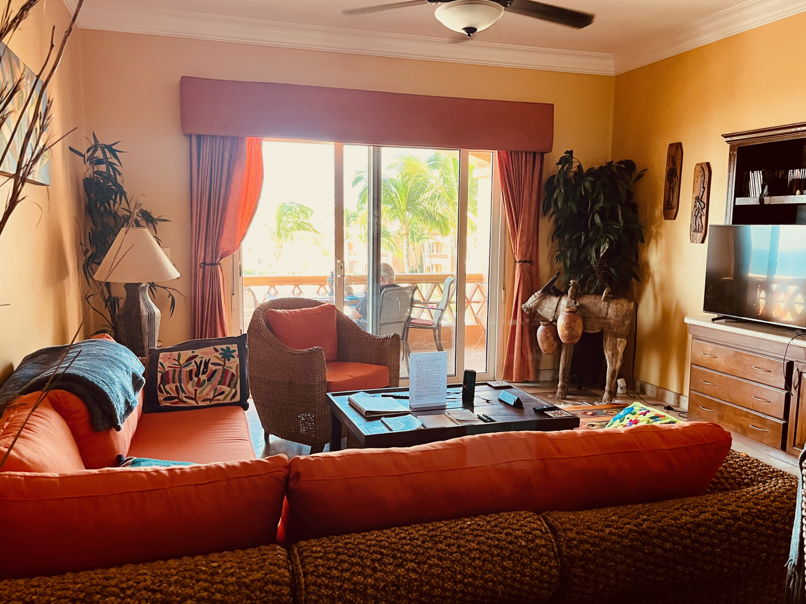 Disfruta del sol en nuestro lujoso piso en este resort de golf cerrado en la playa