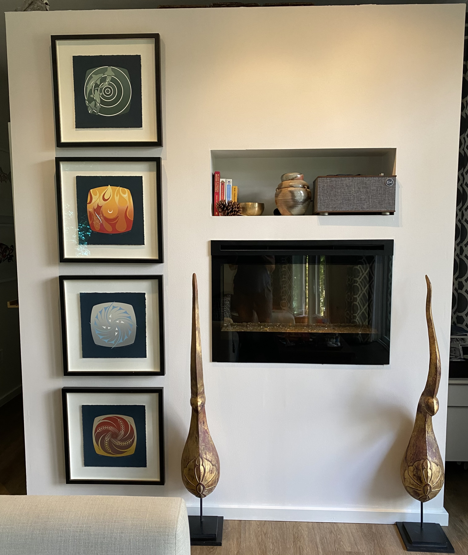 Elektrischer Kamin und Bluetooth-Lautsprecher für Ihre Musik im Wohnzimmer