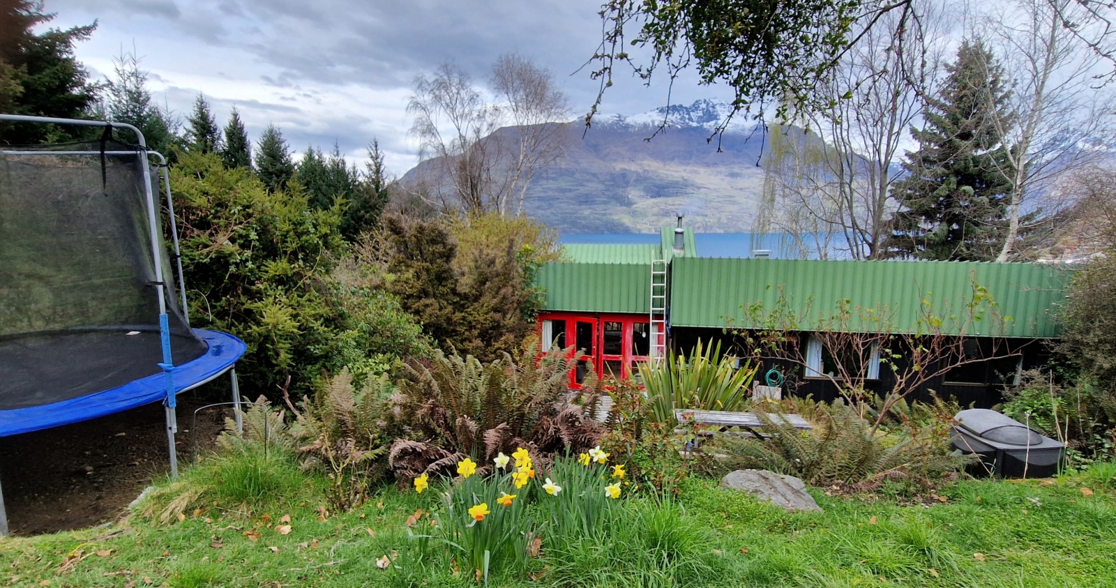 Vistas para o lago e as montanhas bem ao lado da linha de mato, a uma caminhada do centro de Queenstown
